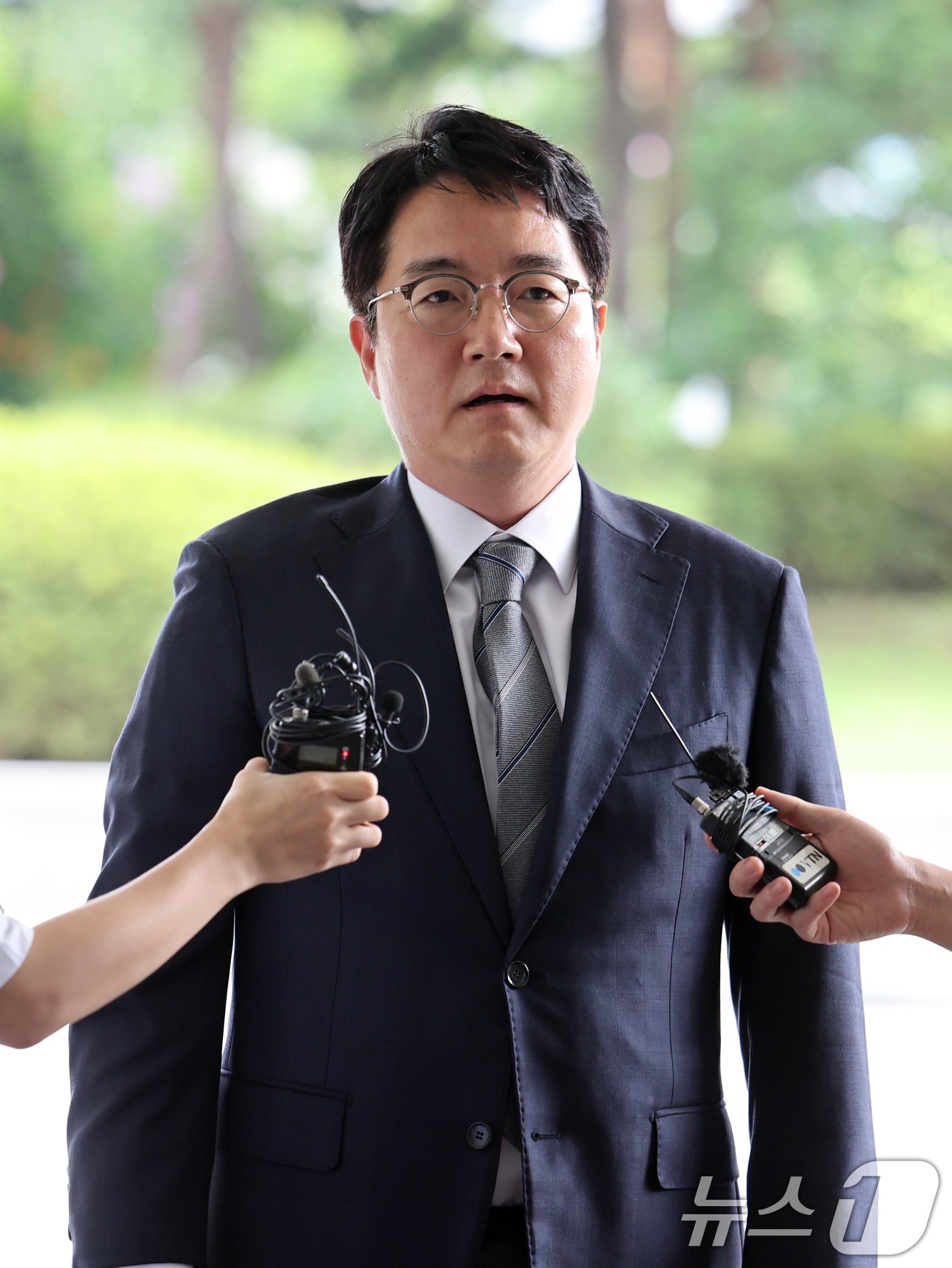 본문 이미지 - 심우정 검찰총장 후보자가 12일 오후 서울 서초구 서울고등검찰청에 마련된 인사청문회 준비 사무실로 출근하며 취재진 질문에 답하고 있다. 2024.8.12/뉴스1 ⓒ News1 황기선 기자