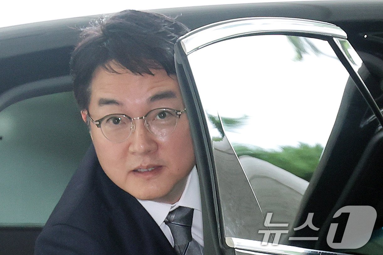 본문 이미지 - 심우정 검찰총장 후보자가 12일 오후 서울 서초구 서울고등검찰청에 마련된 인사청문회 준비 사무실로 출근하고 있다. 2024.8.12/뉴스1 ⓒ News1 황기선 기자