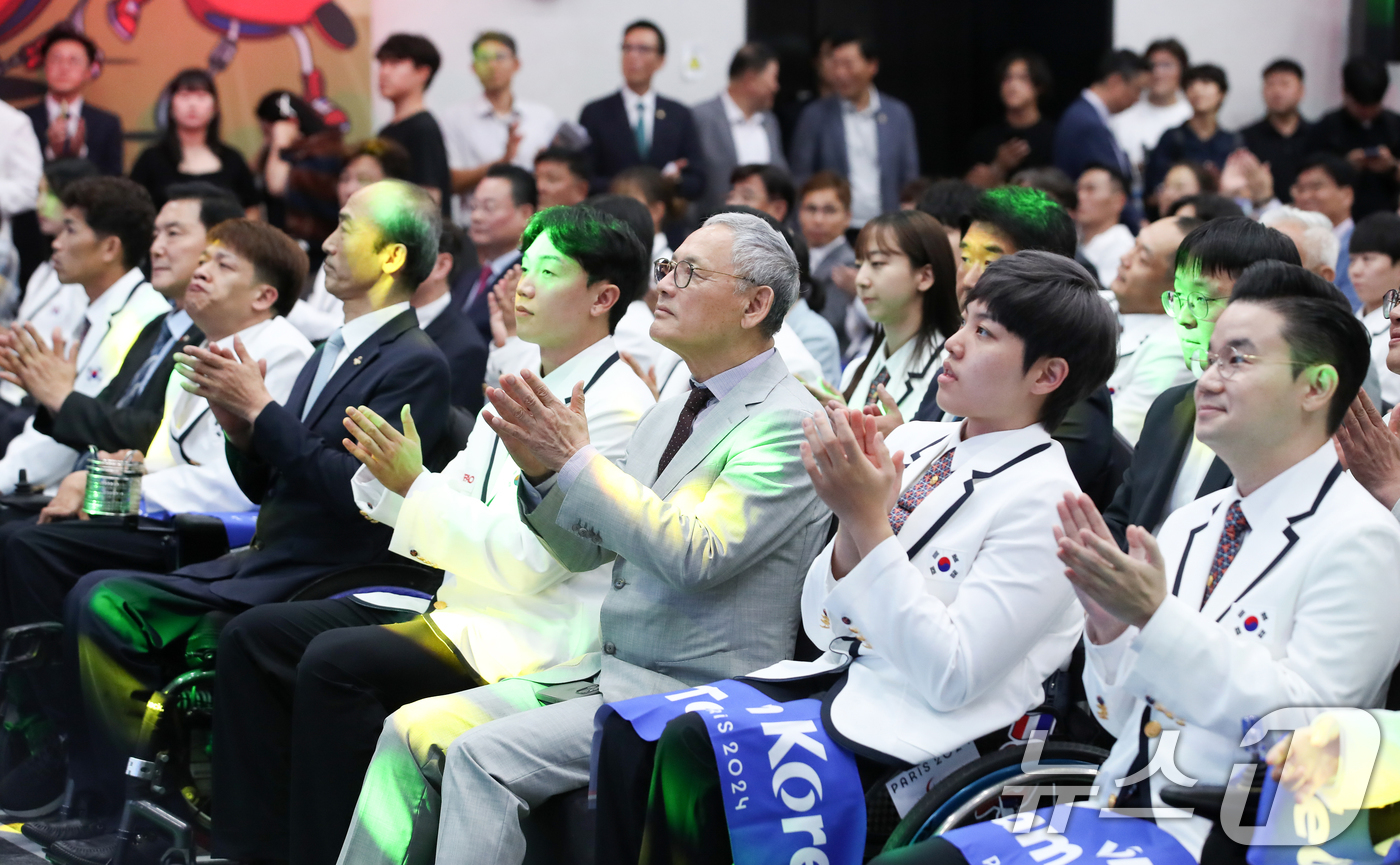(서울=뉴스1) 이승배 기자 = 유인촌 문화체육관광부 장관이 12일 오후 서울 송파구 올림픽파크텔에서 열린 '2024 파리 패럴림픽 대한민국 선수단 결단식'에서 박수치고 있다.오는 …
