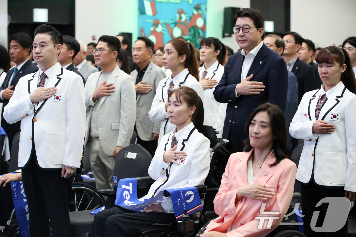 (서울=뉴스1) 이승배 기자 = 12일 오후 서울 송파구 올림픽파크텔에서 열린 '2024 파리 패럴림픽 대한민국 선수단 결단식'에서 참석자들이 국민의례하고 있다.오는 28일부터 내 …