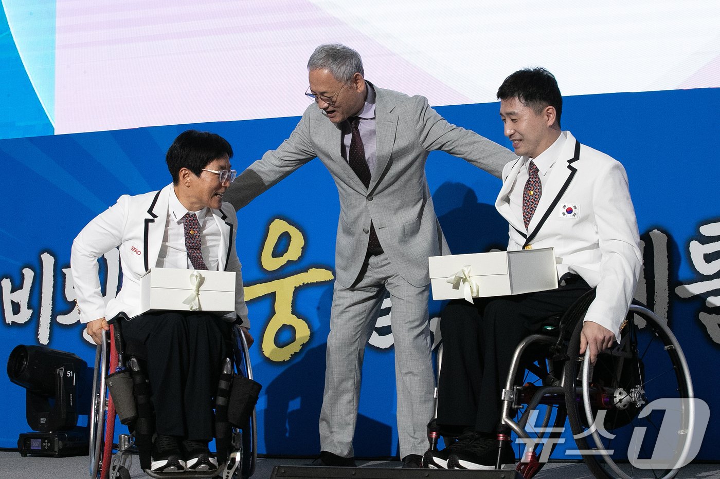 본문 이미지 - 유인촌 문화체육관광부 장관이 12일 오후 서울 송파구 올림픽파크텔에서 열린 '2024 파리 패럴림픽 대한민국 선수단 결단식'에서 탁구 김영건, 사이클 이도연 선수를 격려하고 있다. 오는 28일부터 내달 8일까지 열리는 파리 패럴림픽에는 182개국 선수단 4400여명(22종목 549개 메달 이벤트)이 참가하며, 한국은 17개 종목 선수단 177명(선수 83명, 지도자·임원 94명)을 파견한다. 2024.8.12/뉴스1 ⓒ News1 이승배 기자