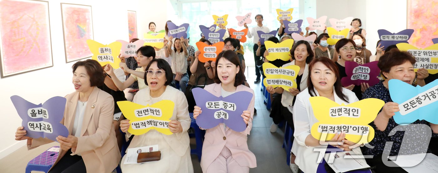 본문 이미지 - 12일 전북자치도 전주시 하얀양옥집에서 열린 세계 일본군 '위안부' 기림의날 맞이 기념식 및 작품전시회에서 참석자들이 평화를 기원 퍼포먼스를 하고 있다. 2024.8.12/뉴스1 ⓒ News1 유경석 기자