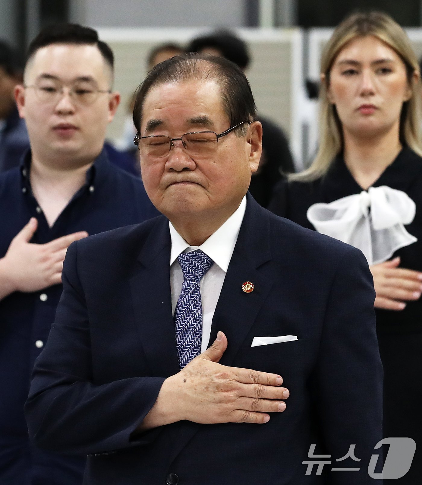 이종찬 광복회장이 12일 오후 서울 서대문구 대한민국임시정부 기념관에서 열린 독립유공자 후손 국적증서 수여식에서 눈을 감은 채 국기에 경례하고 있다. 2024.8.12/뉴스1 ⓒ News1 오대일 기자