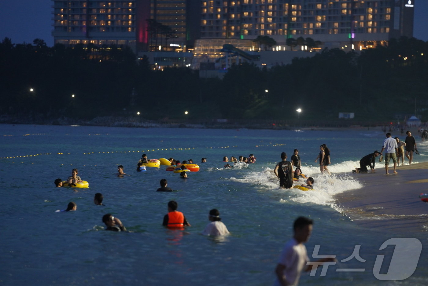 본문 이미지 - 속초해수욕장 야간개장.(속초시 제공) 2024.8.12/뉴스1