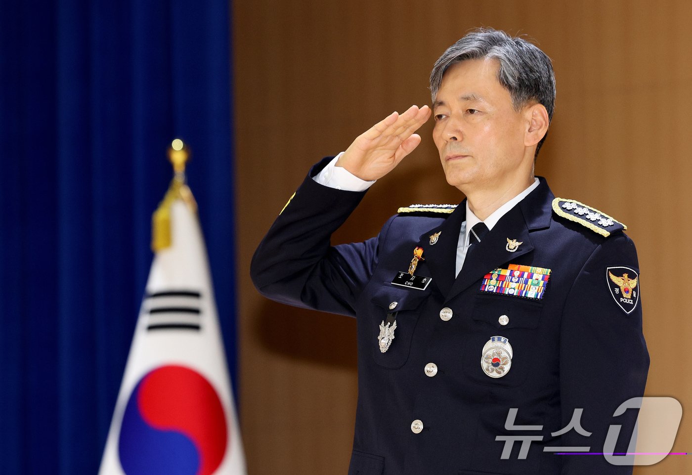 본문 이미지 - 조지호 신임 경찰청장이 12일 오후 서울 서대문구 경찰청에서 열린 제24대 경찰청장 취임식에서 직원들의 거수경례를 받고 있다. 2024.8.12/뉴스1 ⓒ News1 장수영 기자