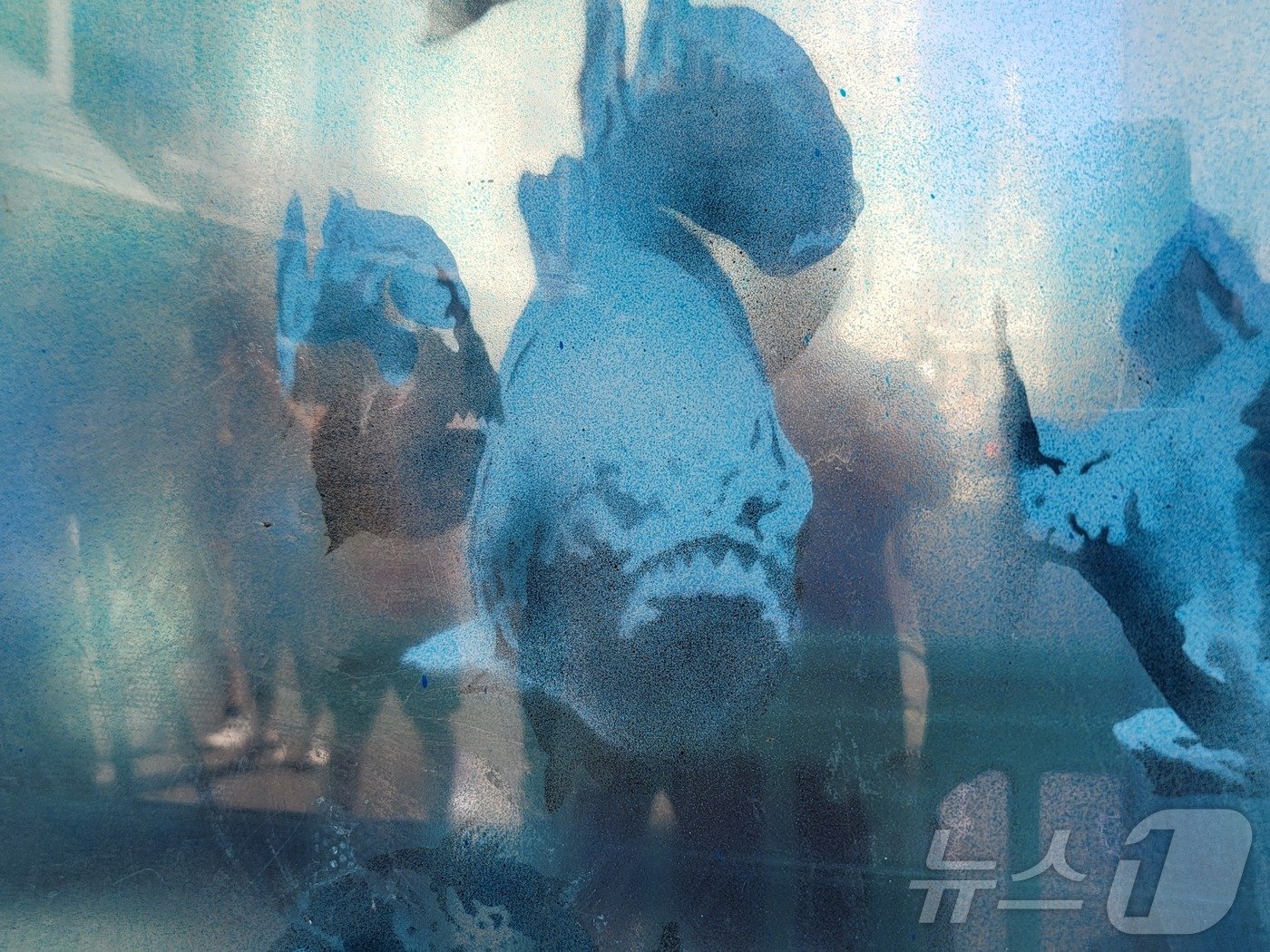 본문 이미지 - 뱅크시가 경찰 초소 겉면에 피라냐 떼를 표현한 모습. 2024.08.11/ ⓒ 뉴스1 조아현 통신원