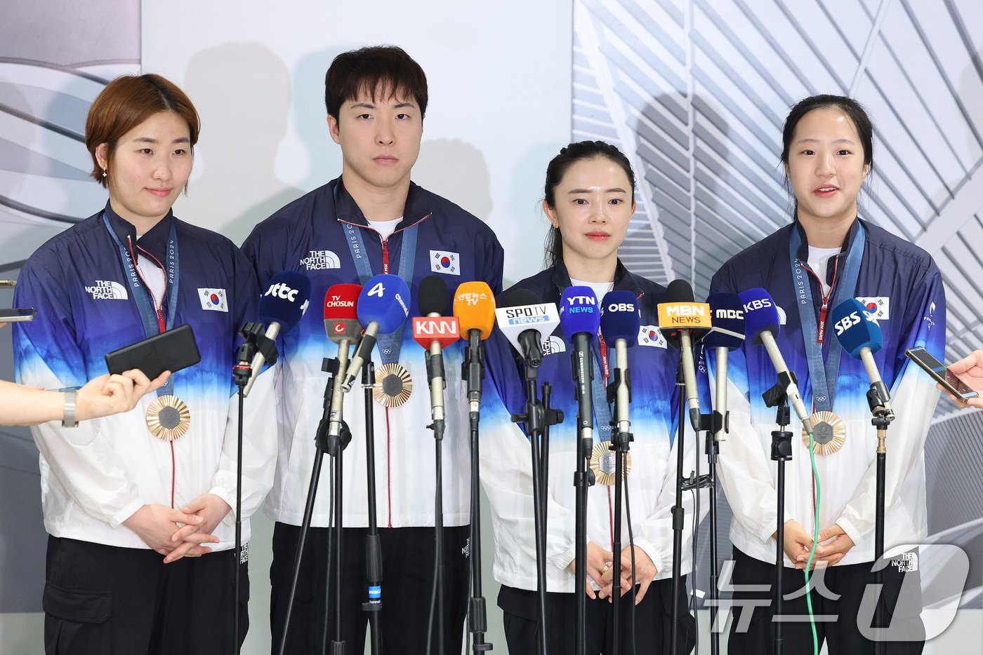 본문 이미지 - 2024 파리 올림픽 일정을 마친 대한민국 탁구 대표팀 이은혜&#40;왼쪽부터&#41;, 임종훈, 전지희, 신유빈이 12일 오후 인천국제공항 제2여객터미널을 통해 귀국, 취재진과 인터뷰를 하고 있다. 탁구 대표팀은 이번 파리 올림픽에서 혼합복식 동메달과 여자 단체전 동메달을 수확했다. 2024.8.12/뉴스1 ⓒ News1 신웅수 기자