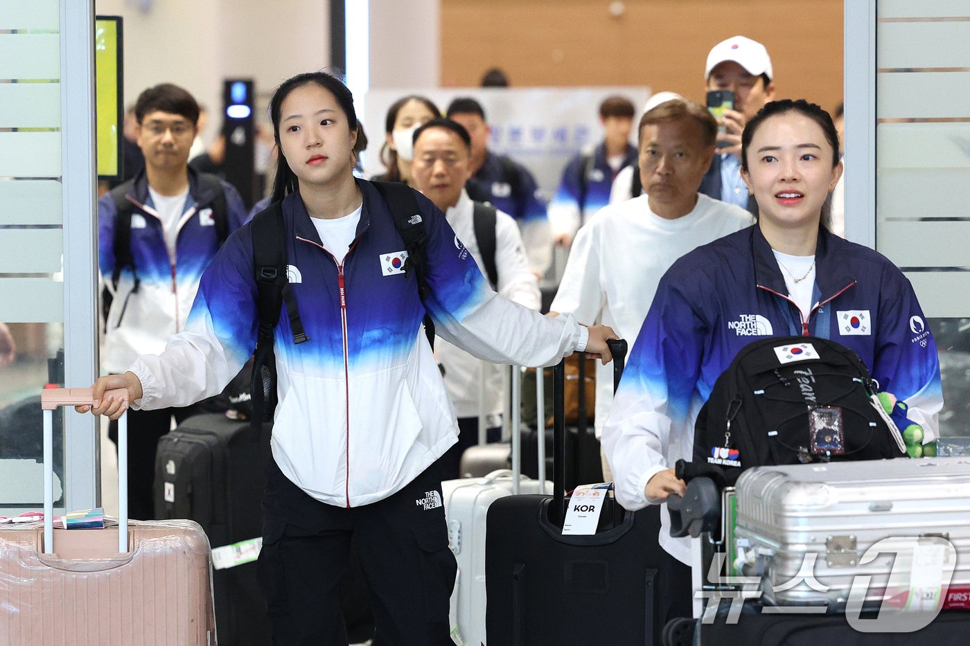 2024 파리 올림픽 일정을 마친 대한민국 탁구 대표팀 신유빈, 전지희가 12일 오후 인천국제공항 제2여객터미널을 통해 귀국하고 있다. 탁구 대표팀은 이번 파리 올림픽에서 혼합복식 동메달과 여자 단체전 동메달을 수확했다. 2024.8.12/뉴스1 ⓒ News1 신웅수 기자