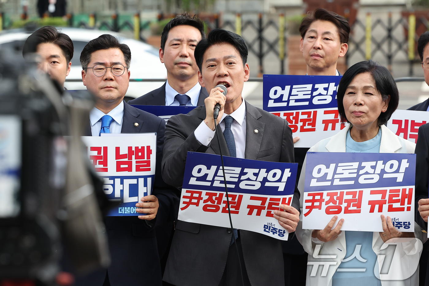 (서울=뉴스1) 김진환 기자 = 한민수 더불어민주장 의원이 12일 오후 서울 용산구 대통령실 앞에서 긴급 기자회견을 열고 방송4법(방송통신위원회의 설치 및 운영에 관한 법률·방송법 …