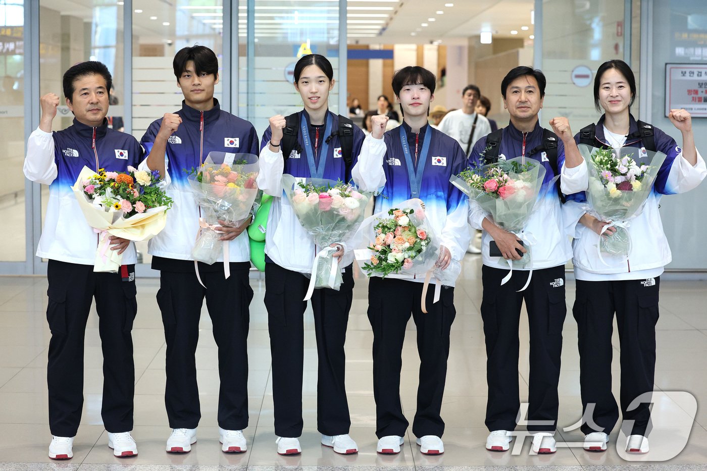 본문 이미지 - 2024 파리 올림픽 일정을 마친 대한민국 태권도 대표팀 서건우&#40;왼쪽 두 번째부터&#41;, 김유진, 이다빈이 12일 오후 인천국제공항 제2여객터미널을 통해 귀국, 기념 촬영을 하고 있다. 태권도 대표팀은 이번 파리올림픽에서 금메달 2개, 동메달 1개를 수확했다. 2024.8.12/뉴스1 ⓒ News1 신웅수 기자
