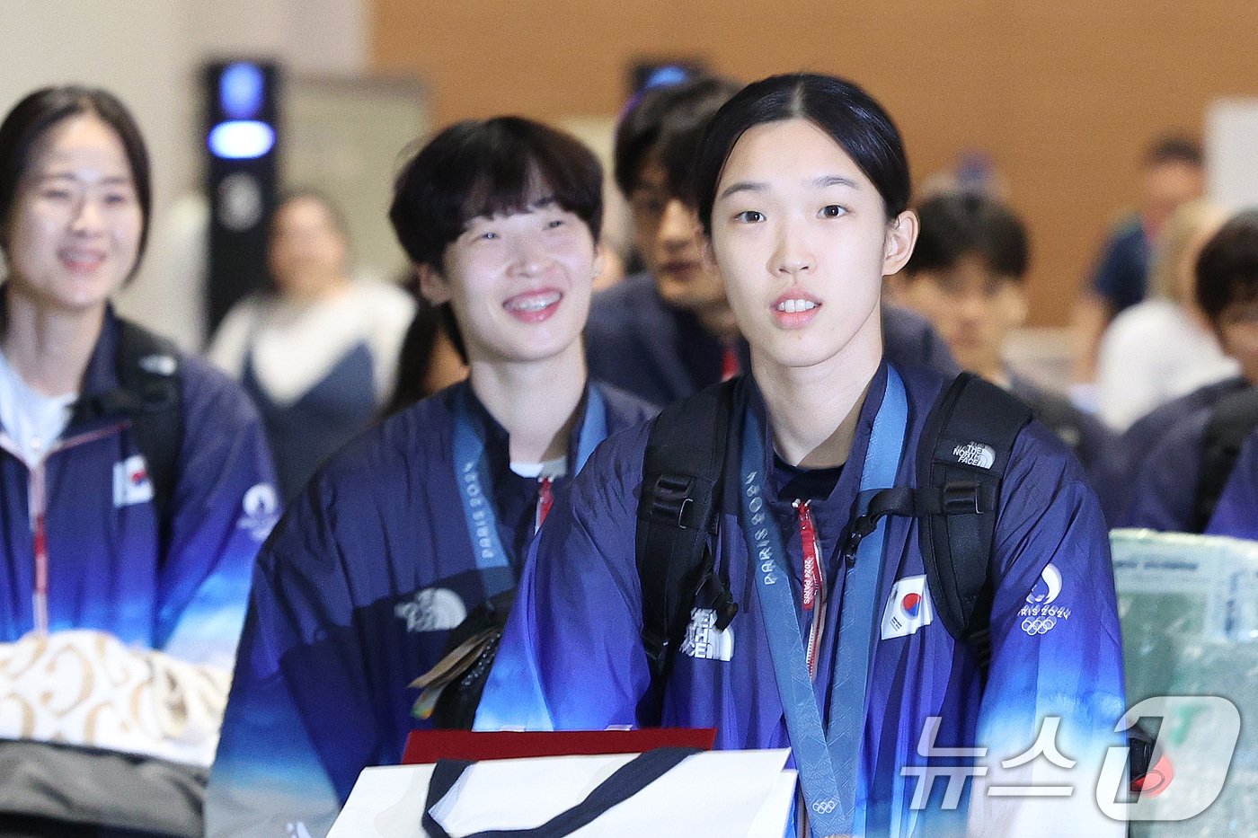 본문 이미지 - 2024 파리 올림픽 일정을 마친 대한민국 태권도 대표팀 김유진, 이다빈이 12일 오후 인천국제공항 제2여객터미널을 통해 귀국하고 있다. 태권도 대표팀은 이번 파리올림픽에서 금메달 2개, 동메달 1개를 수확했다. 2024.8.12/뉴스1 ⓒ News1 신웅수 기자