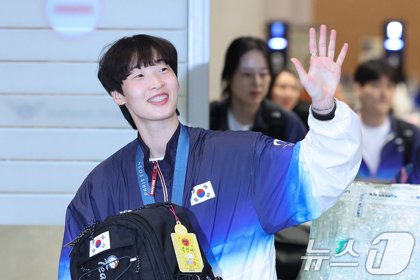 본문 이미지 - 2024 파리 올림픽 일정을 마친 대한민국 태권도 대표팀 이다빈이 12일 오후 인천국제공항 제2여객터미널을 통해 귀국하고 있다. 태권도 대표팀은 이번 파리올림픽에서 금메달 2개, 동메달 1개를 수확했다. 2024.8.12/뉴스1 ⓒ News1 신웅수 기자