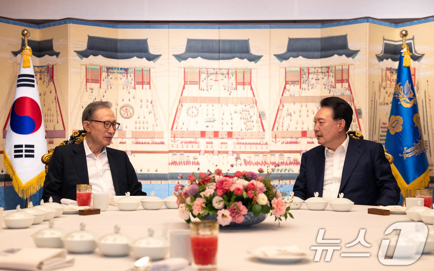 본문 이미지 - 윤석열 대통령이 12일 서울 한남동 관저에서 이명박 전 대통령과 만찬을 하고 있다. &#40;대통령실 제공&#41; 2024.8.12/뉴스1 ⓒ News1 송원영 기자