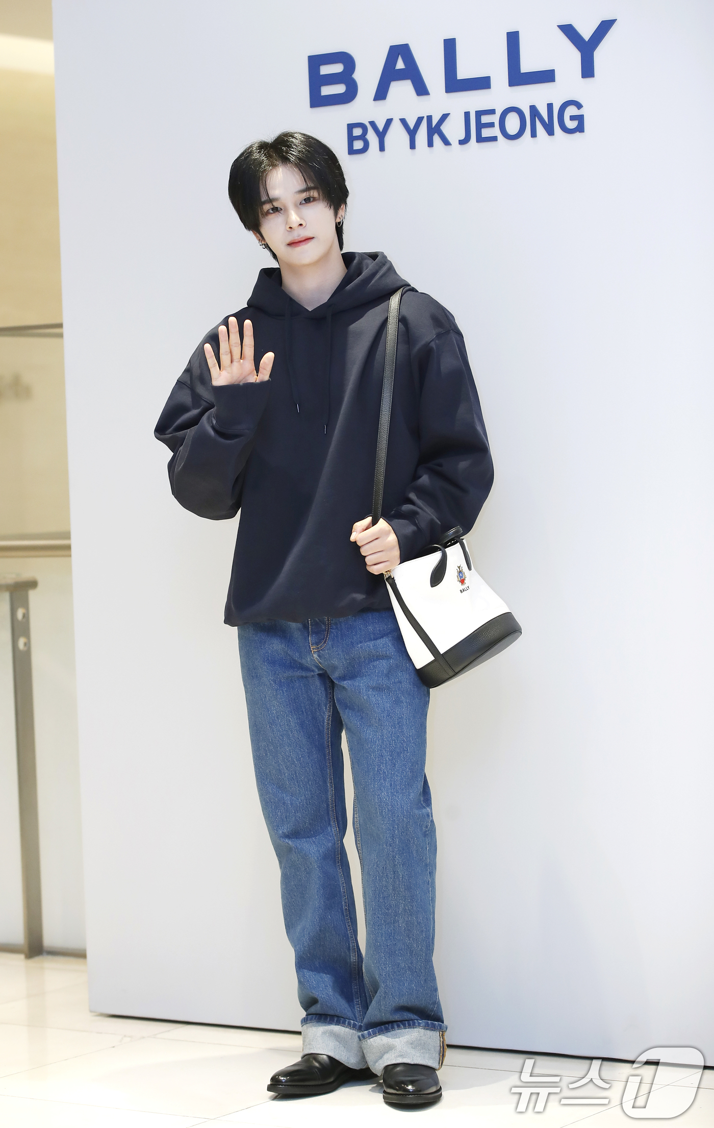 (서울=뉴스1) 권현진 기자 = 크래비티 세림이 13일 서울 강남구 현대백화점 무역센터점에서 열린 스위스 브랜드 발리(BALLY) BY YK JEONG 캡술 컬렉션 론칭 이벤트에서 …