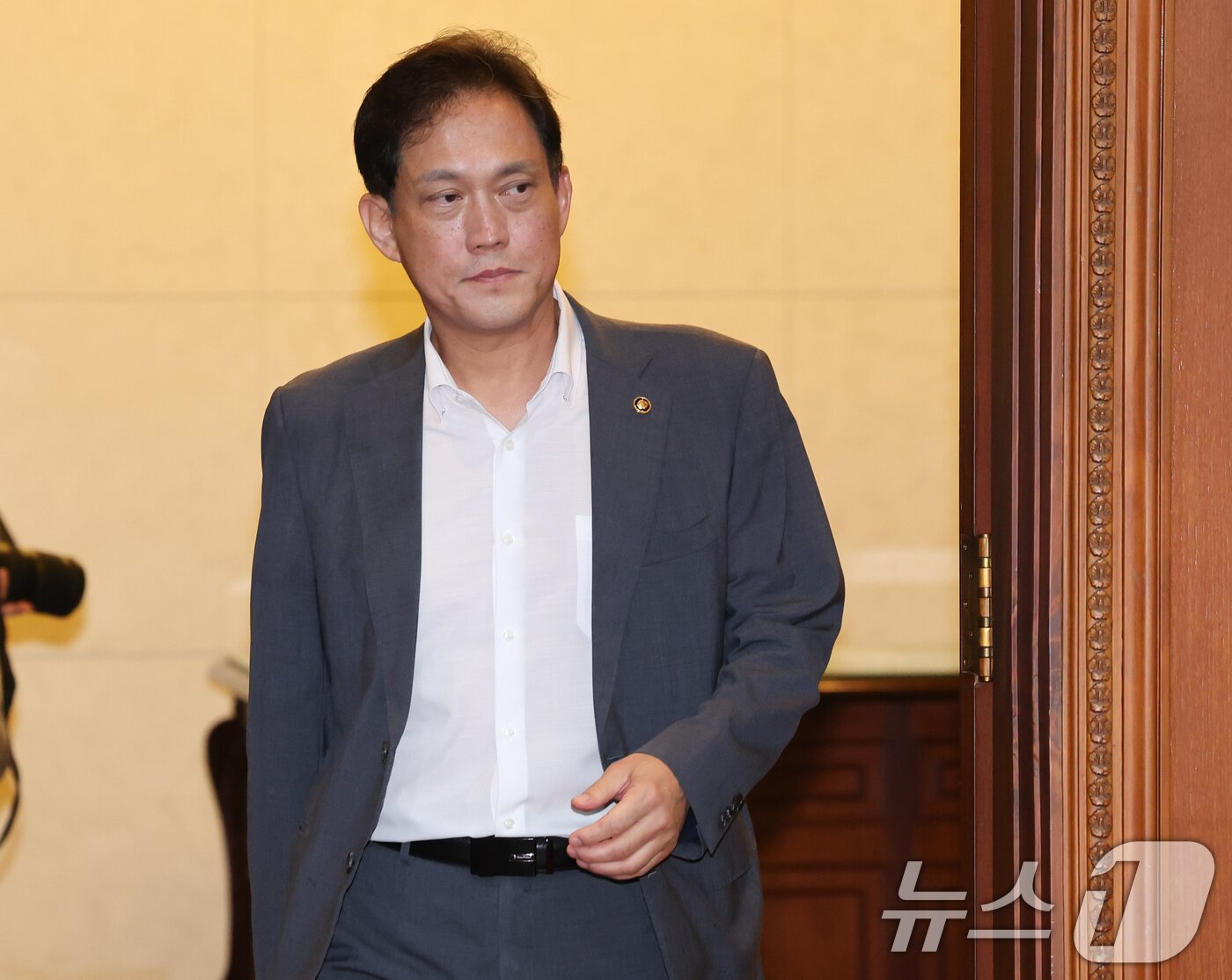 본문 이미지 - 김태규 방송통신위원회 위원장 직무대행(부위원장)이 13일 서울 종로구 정부서울청사에서 열린 국무회의에 참석하고 있다. 2024.8.13/뉴스1 ⓒ News1 허경 기자
