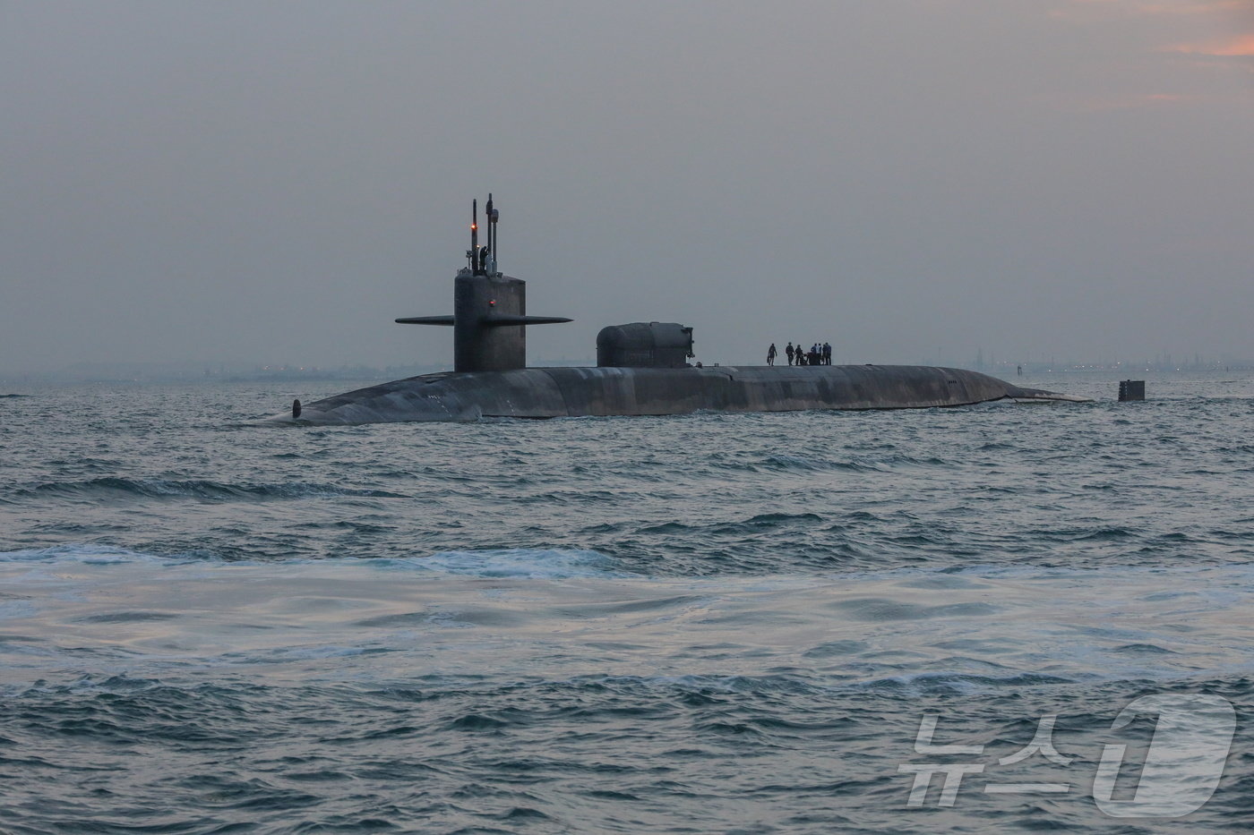 본문 이미지 - 로이드 오스틴 미국 국방장관은 11일(현지시간) 요아브 갈란트 이스라엘 국방장관과 통화한 뒤 지중해에서 활동 중인 미 해군 핵추진 잠수함 조지아함을 중동 지역에 급파하기로 결정했다. 조지아함은 토마호크 순항미사일을 최대 154기까지 탑재할 수 있다. 사진은 조지아함이 2020년 12월 31일 바레인 수도 마나마 해역에서 순찰 임무를 마친 뒤 걸프만으로 복귀하는 모습으로 당시 미 해군이 언론에 공개했다. 2024.08.11. ⓒ 로이터=뉴스1 ⓒ News1 김성식 기자