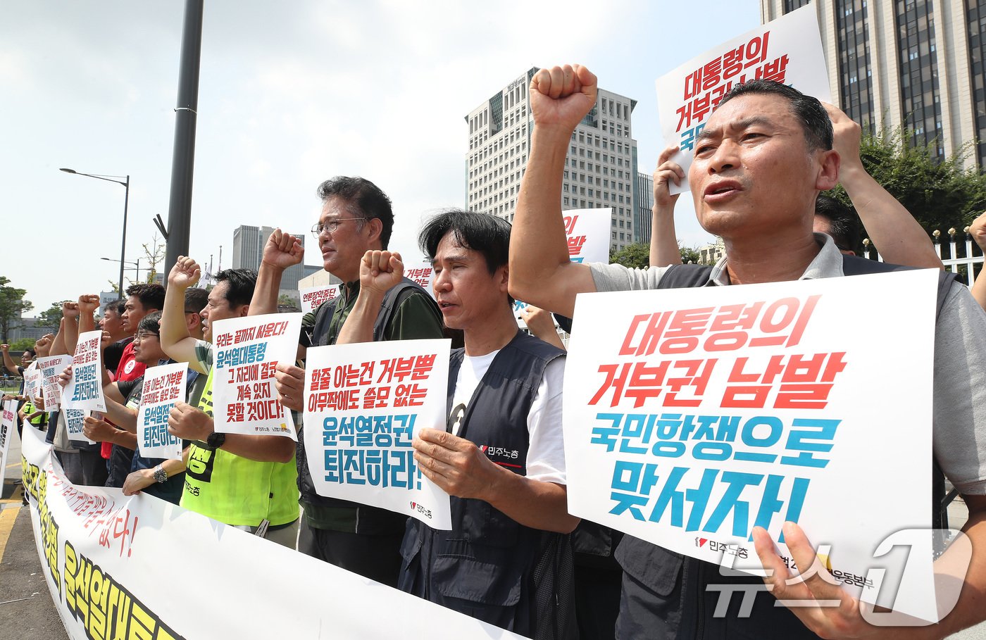 본문 이미지 - 양경수 전국민주노동조합총연맹 위원장 및 노조법 2·3조 개정운동본부 관계자들이 13일 오전 서울 종로구 정부서울청사 앞에서 노조법 2·3조, 방송4법 거부권 의결 윤석열 정부 규탄 기자회견을 하고 있다. 2024.8.13/뉴스1 ⓒ News1 임세영 기자