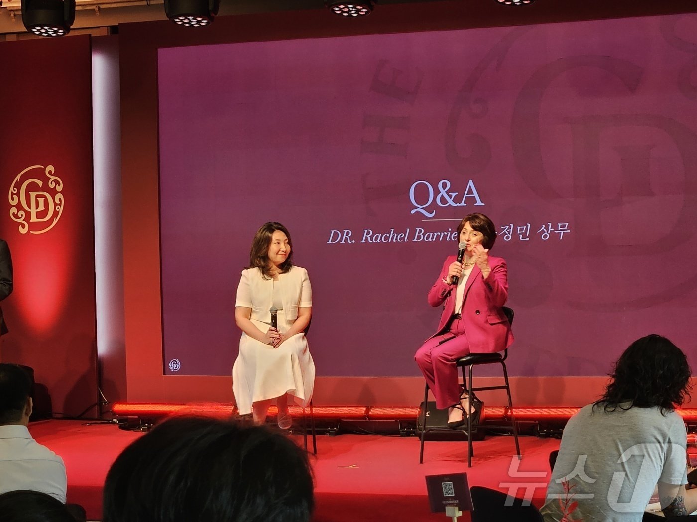 본문 이미지 - 한국브라운포맨이 13일 서울 신라호텔 영빈관 에메랄드홀에서 셰리 캐스크 숙성이 특징인 하이랜드 싱글몰트 위스키 '더 글렌드로낙'의 브랜드 리뉴얼을 기념해 기자간담회를 열었다.ⓒ 뉴스1/김진희 기자.