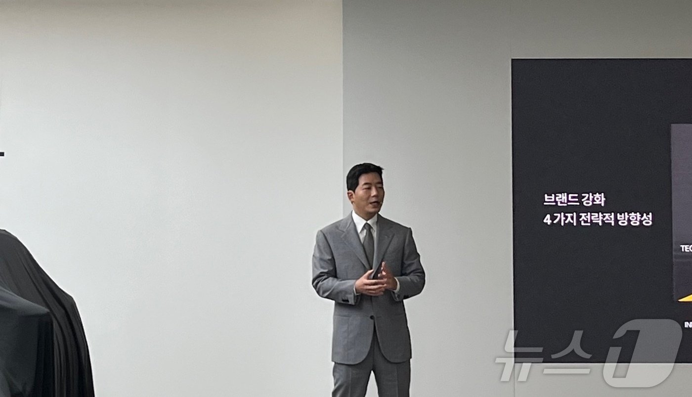 본문 이미지 - 함종성 폴스타코리아 대표가 13일 서울 한남동 매트리얼에서 열린 폴스타 4 공개 행사에서 발표하는 모습(폴스타코리아 제공).