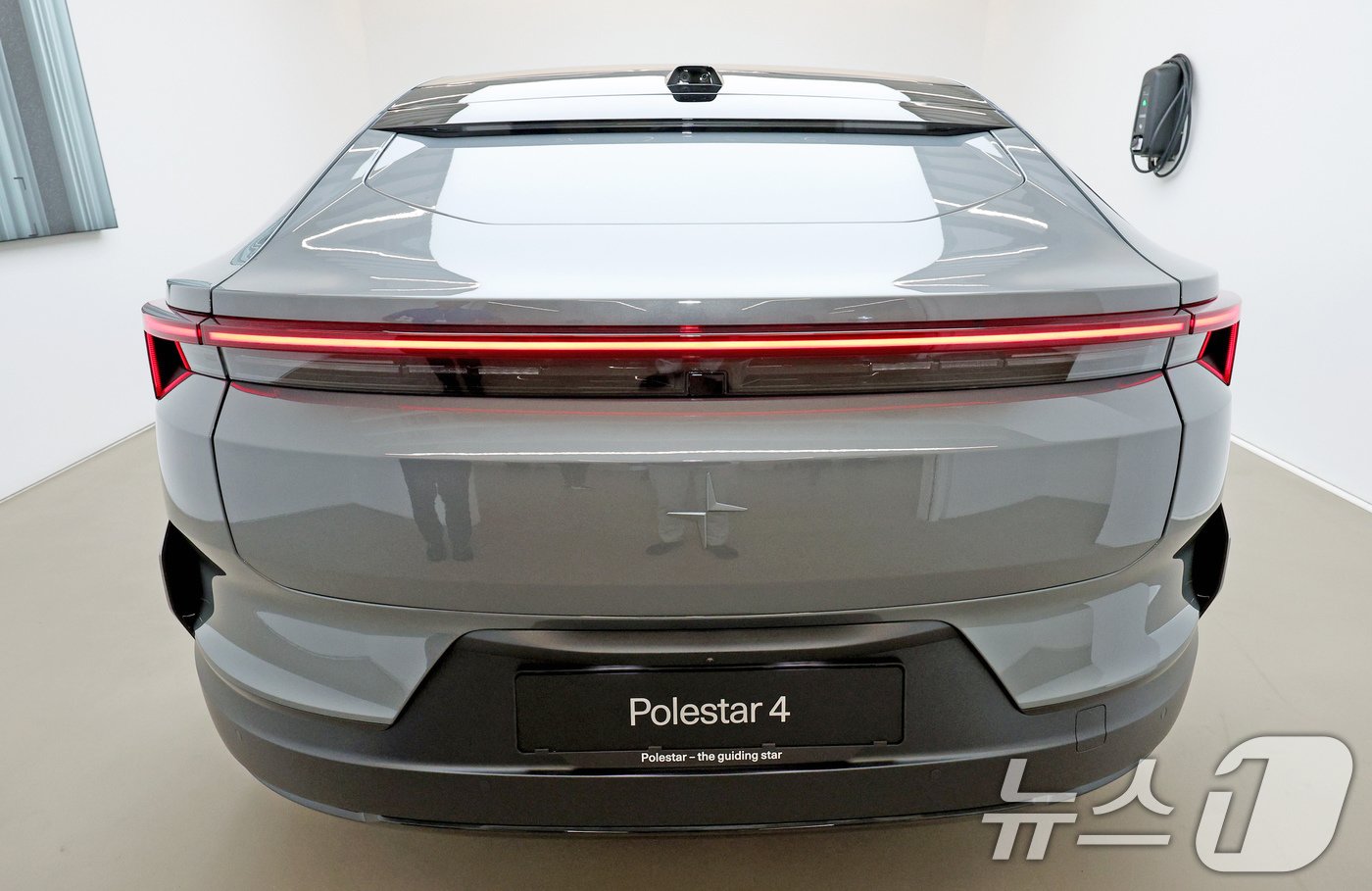 본문 이미지 - 13일 오전 서울 용산구 폴스타 스페이스에 '폴스타4'가 공개되고 있다. 뒷유리를 없애고 후방카메라로 찍은 화면을 실내 디지털 룸미러에 보여준다. 2024.8.13/뉴스1 ⓒ News1 장수영 기자