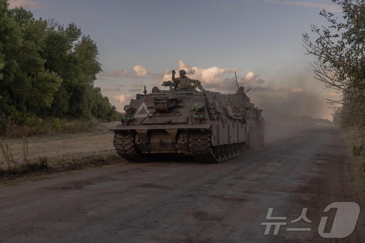 본문 이미지 - 12일 (현지시간) 러시아 쿠르스크와 인접한 우크라이나 수미에서 병사들이 무장 차량을 타고 이동을 하고 있다. 2024.08.13 ⓒ AFP=뉴스1 ⓒ News1 우동명 기자