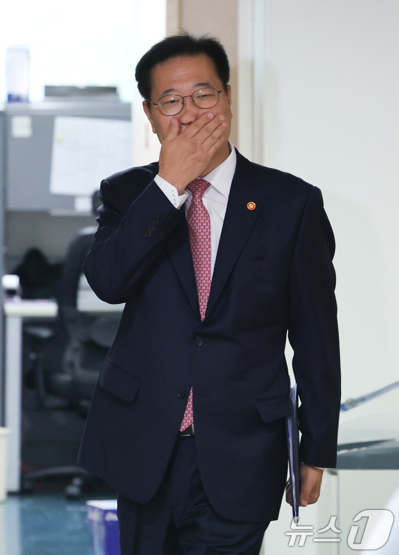 본문 이미지 - 박성재 법무부 장관이 13일 서울 종로구 정부서울청사에서 '2024년 광복절 특별사면' 브리핑을 하기 위해 입장하고 있다. 2024.8.13/뉴스1 ⓒ News1 허경 기자