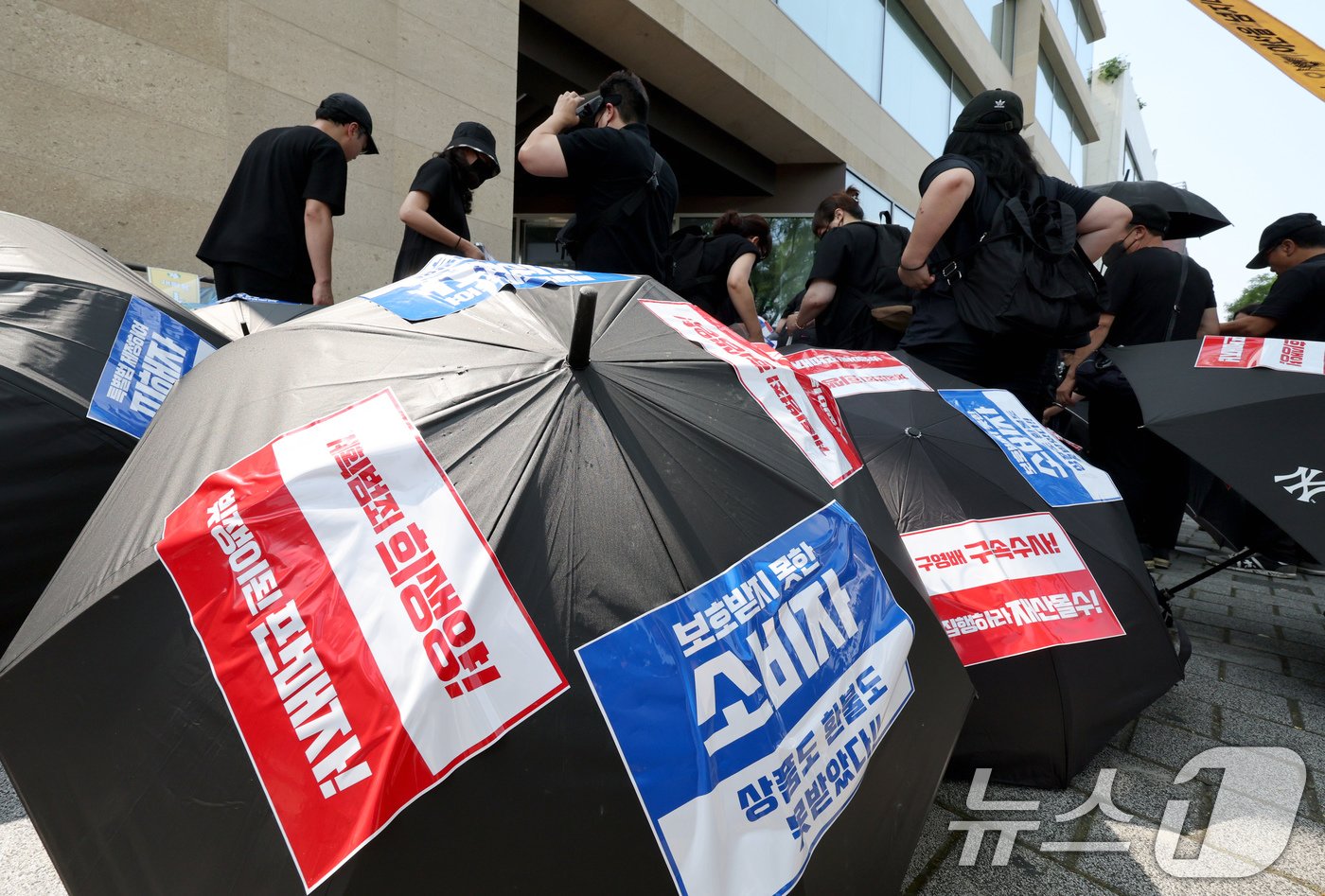 본문 이미지 - 티몬·위메프 사태 피해자들이 13일 오전 서울 강남구 티몬 사옥 앞에서 조속한 정산 및 환불 조치, 구영배 큐텐 회장 등 관련자 수사를 촉구하기 위한 검은 우산 집회를 준비하고 있다. 2024.8.13/뉴스1 ⓒ News1 장수영 기자