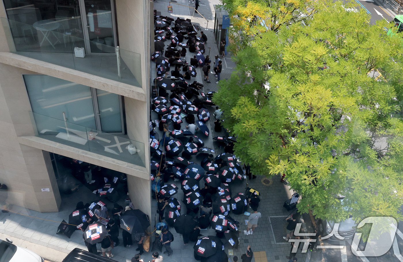 본문 이미지 - 티몬·위메프 사태 피해자들이 13일 오전 서울 강남구 티몬 사옥 앞에서 조속한 정산 및 환불 조치, 구영배 큐텐 회장 등 관련자 수사를 촉구하는 검은 우산 집회를 하고 있다. 2024.8.13/뉴스1 ⓒ News1 장수영 기자