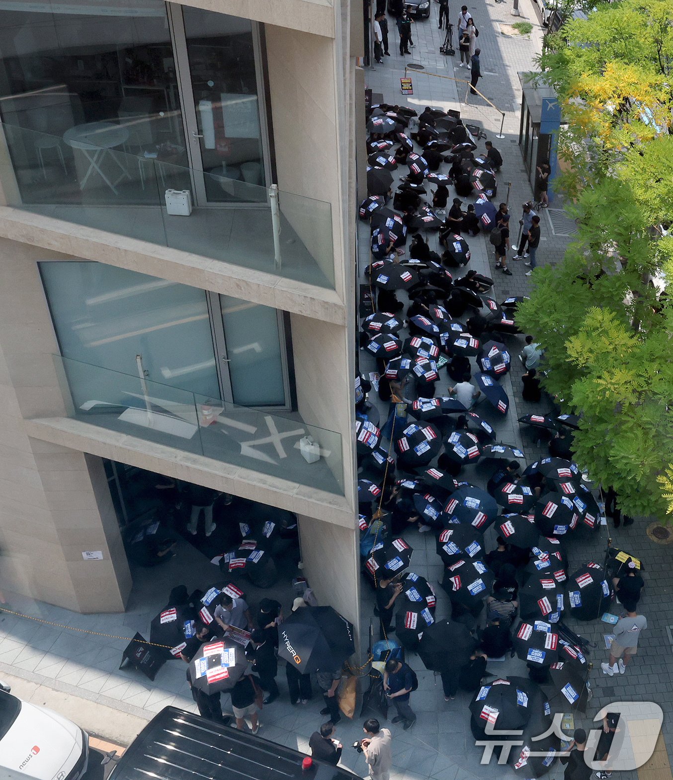 티몬·위메프 사태 피해자들이 13일 오전 서울 강남구 티몬 사옥 앞에서 조속한 정산 및 환불 조치, 구영배 큐텐 회장 등 관련자 수사를 촉구하는 검은 우산 집회를 하고 있다. 2024.8.13/뉴스1 ⓒ News1 장수영 기자