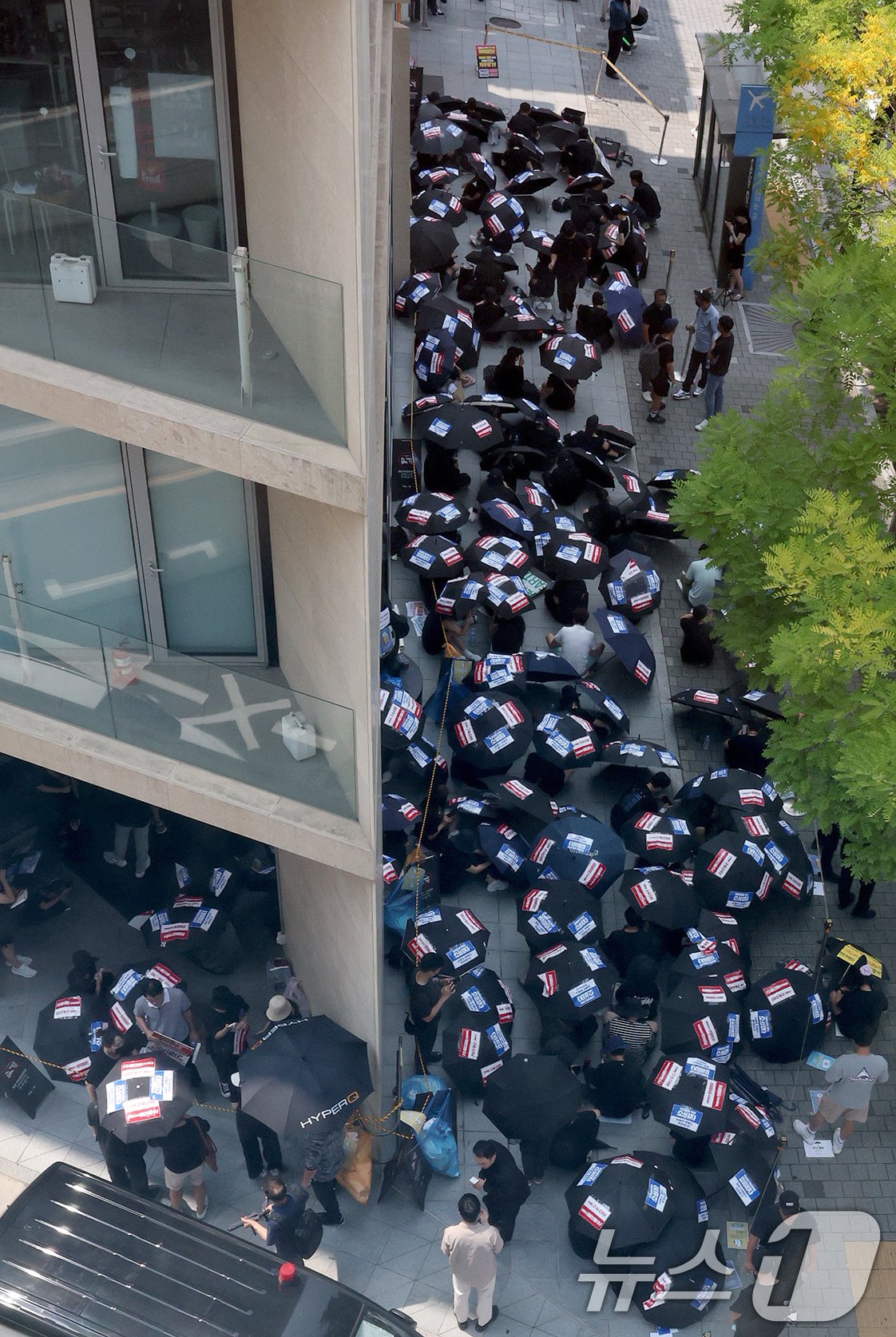 본문 이미지 - 티몬·위메프 사태 피해자들이 13일 오전 서울 강남구 티몬 사옥 앞에서 조속한 정산 및 환불 조치, 구영배 큐텐 회장 등 관련자 수사를 촉구하는 검은 우산 집회를 하고 있다. 2024.8.13/뉴스1 ⓒ News1 장수영 기자