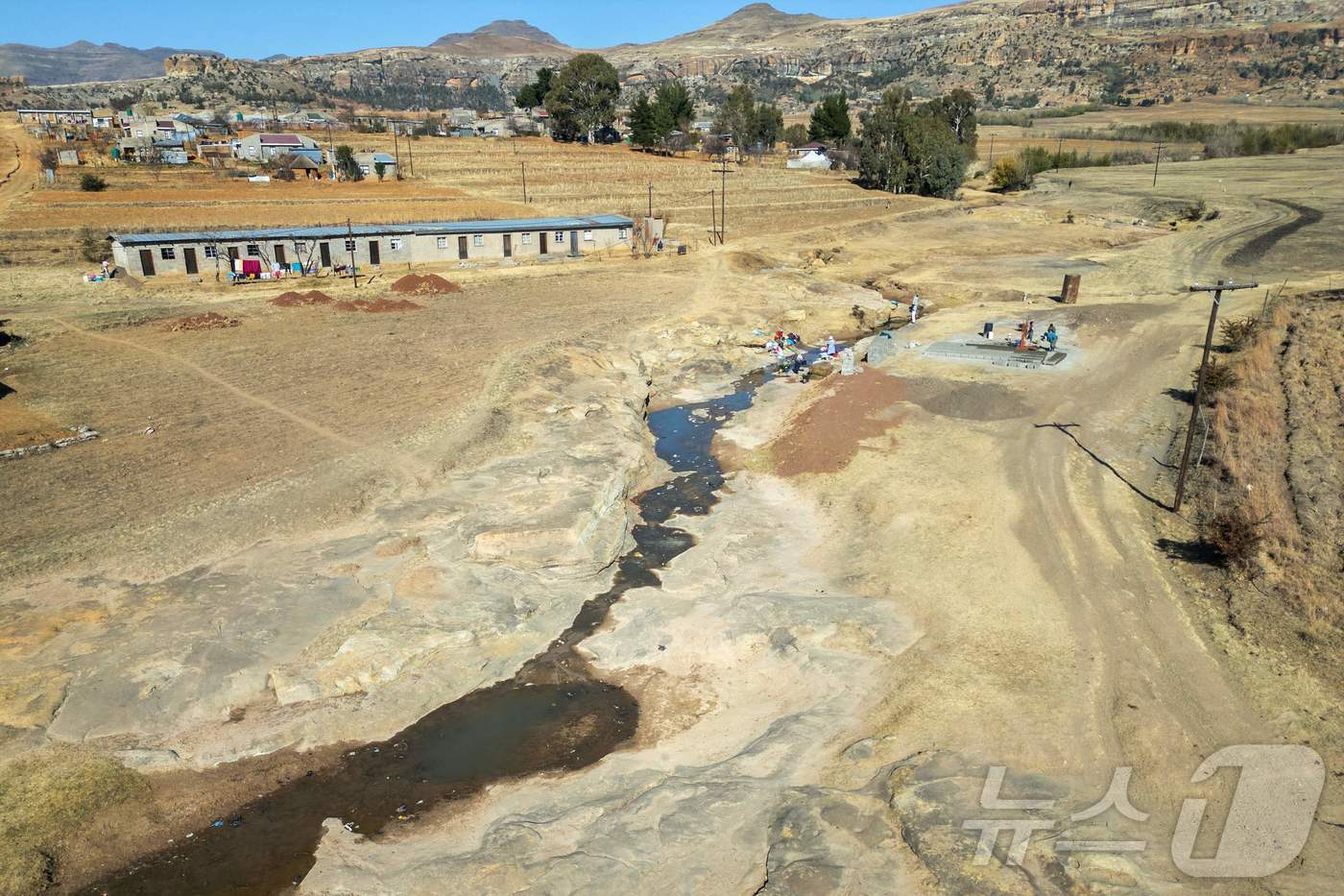 본문 이미지 - 아프리카 레소토 부타부테구의 한 강이 메말라 있다.  ⓒ AFP=뉴스1 ⓒ News1 김지완 기자