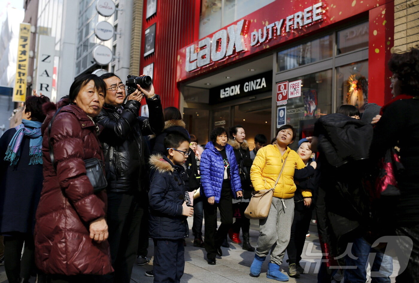 본문 이미지 - 일본 도쿄의 면세 백화점 밖에 중국인 관광객들이 서 있다. 2016.02.04/ ⓒ 로이터=뉴스1