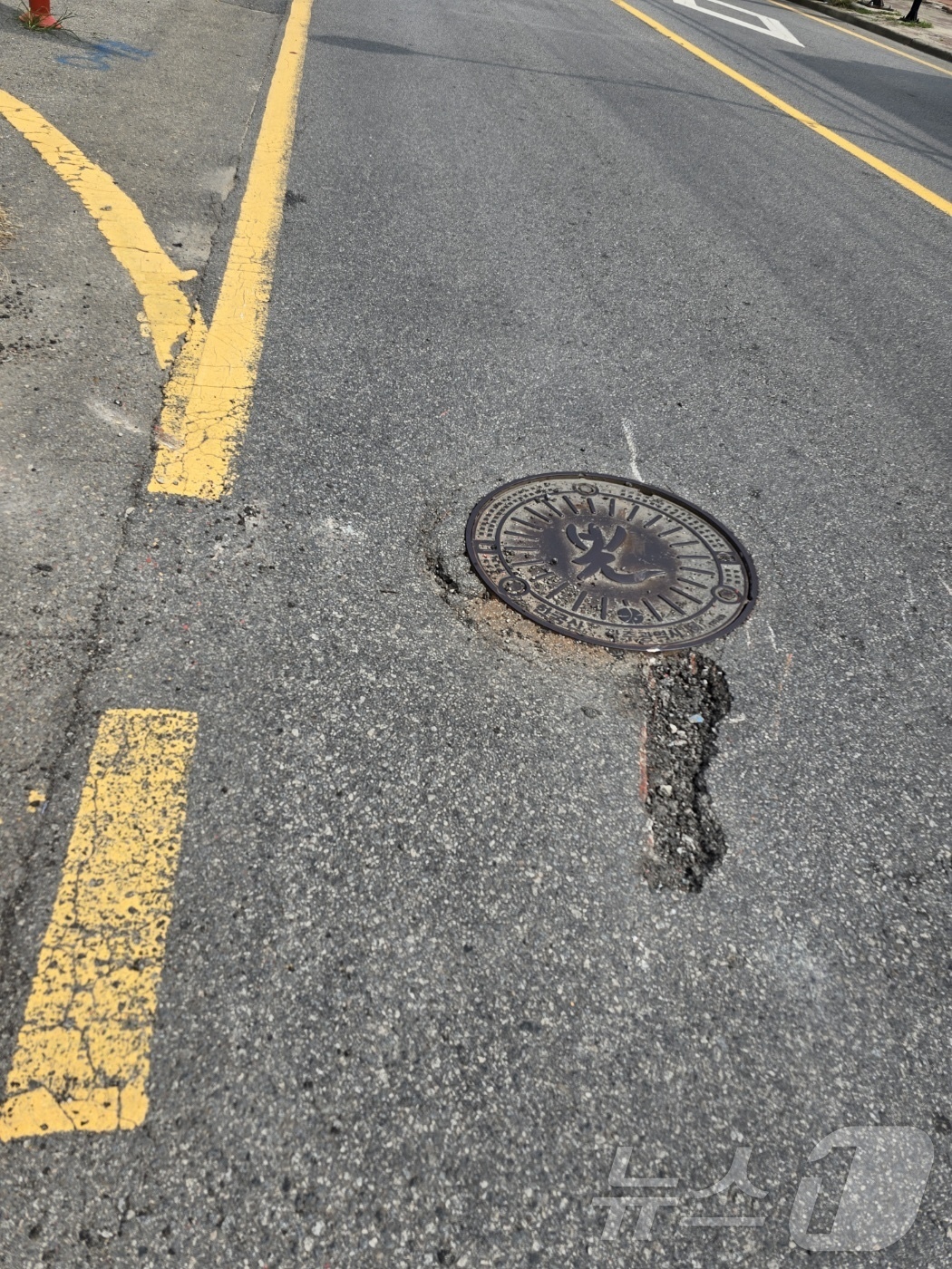 (광주=뉴스1) = 13일 오전 8시45분쯤 광주 남구 방림동의 한 아파트공사현장에서 대형 크레인 고리가 시멘트바닥에 낙하했다. 이 사고로 패여 있는 바닥의 모습. (광주 남구 제 …