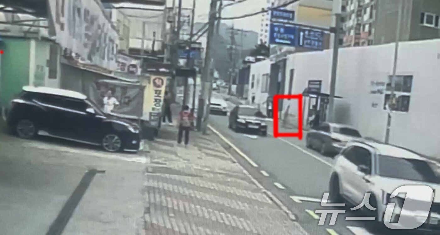 본문 이미지 - 13일 오전 8시45분쯤 광주 남구 방림동의 한 아파트공사현장에서 대형 크레인 고리가 시멘트바닥에 낙하하고 있는 모습.&#40;독자 제공&#41;2024.8.13/뉴스1 ⓒ News1 박지현 기자