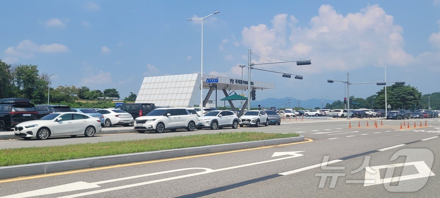 불법주차가 만연한 청주공항 주차장.&#40;독자제공&#41;/뉴스1