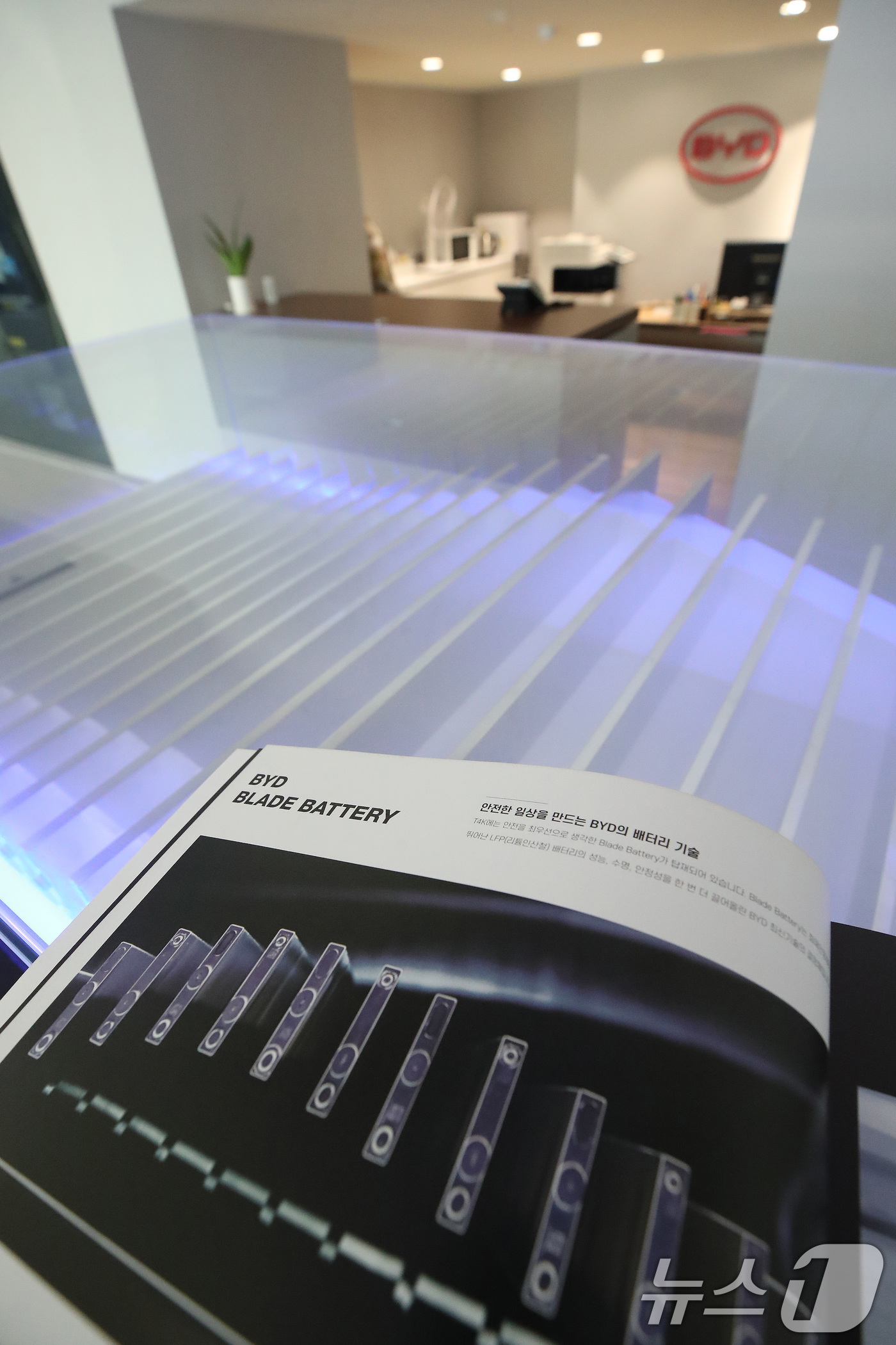 (서울=뉴스1) 임세영 기자 = 13일 서울 시내에 위치한 세계 전기차 1위인 중국 비야디(BYD) 매장에 전기차 배터리 모형이 전시되어 있다.최근 인천의 한 아파트 지하주차장에서 …