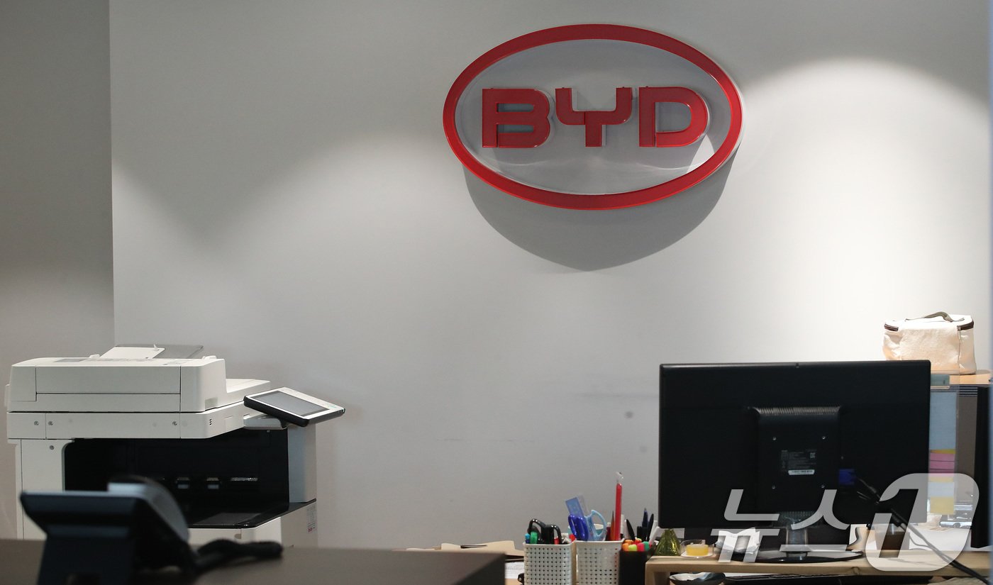 본문 이미지 - 지난 8월 13일 서울 시내에 위치한 중국 전기차 업체 BYD(비야디) 매장에 불이 켜져 있다. 2024.8.13/뉴스1 ⓒ News1 임세영 기자