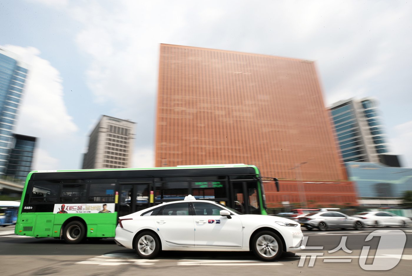 &#39;사진은 13일 오후 서울역 앞 도로를 달리는 택시들. 2024.8.13/뉴스1 ⓒ News1 오대일 기자