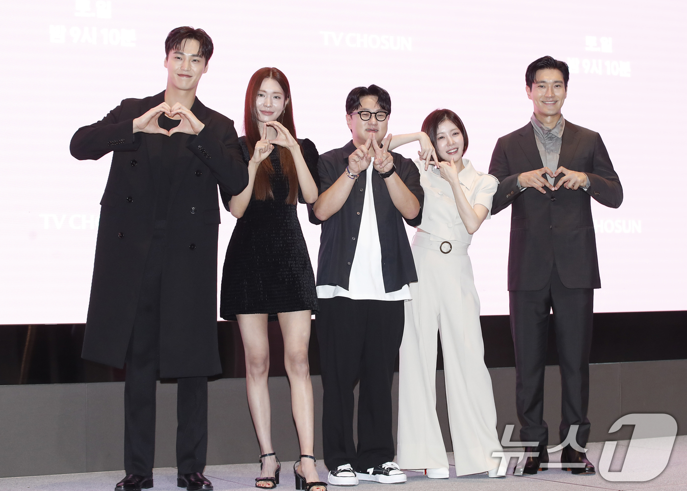 (서울=뉴스1) 권현진 기자 = 배우 이태환(왼쪽부터)과 정유진, 성치욱 감독, 정인선, 최시원이 13일 서울 영등포구 글래드 여의도에서 진행된 TV 조선 새 주말 미니시리즈 'D …