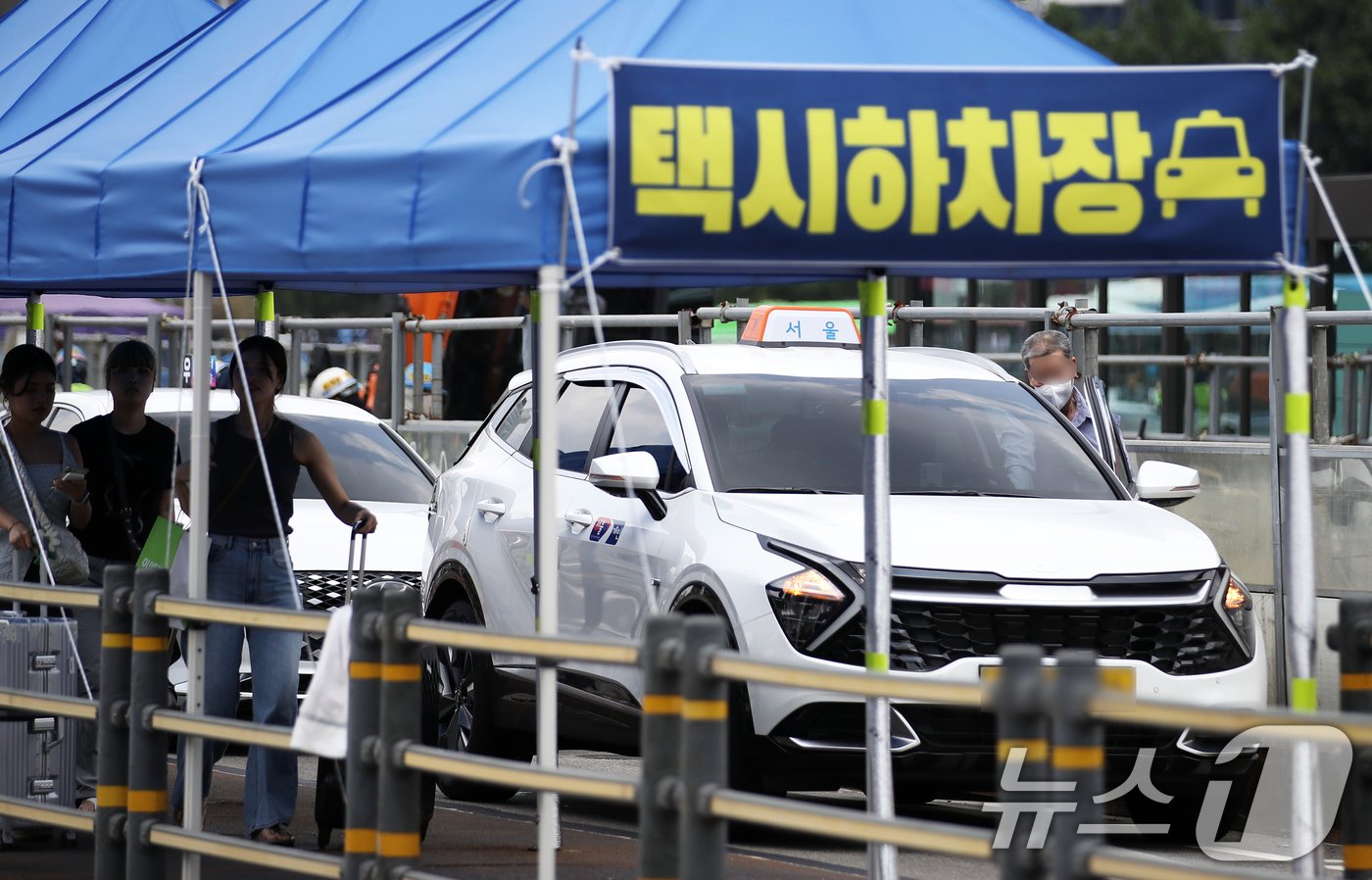 본문 이미지 - 사진은 13일 오후 서울역 택시 승하차장 모습. 2024.8.13/뉴스1 ⓒ News1 오대일 기자