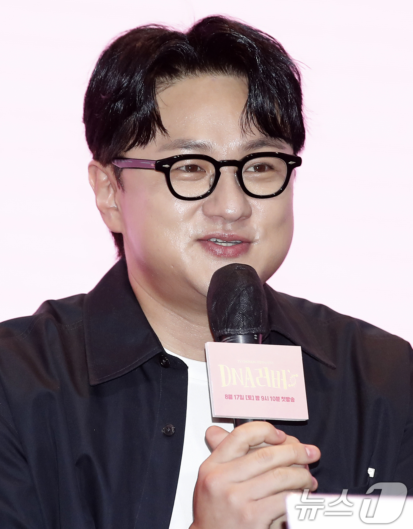 (서울=뉴스1) 권현진 기자 = 성치욱 감독이 13일 서울 영등포구 글래드 여의도에서 진행된 TV 조선 새 주말 미니시리즈 'DNA 러버' 제작발표회에서 인사말을 하고 있다.'DN …