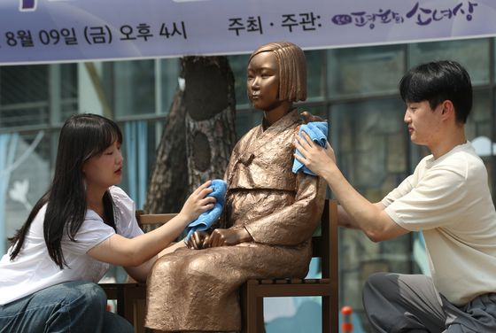 '소녀상에 입맞춤' 美 유튜버, 편의점서 컵라면 쏟고 난동…경찰 수사