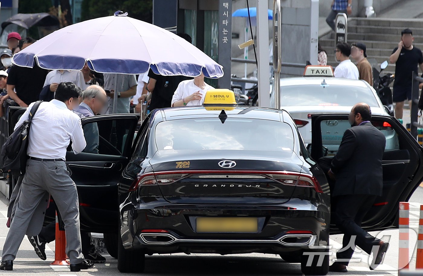 본문 이미지 -  사진은 13일 오후 서울역 택시 승하차장 모습. 2024.8.13/뉴스1 ⓒ News1 오대일 기자