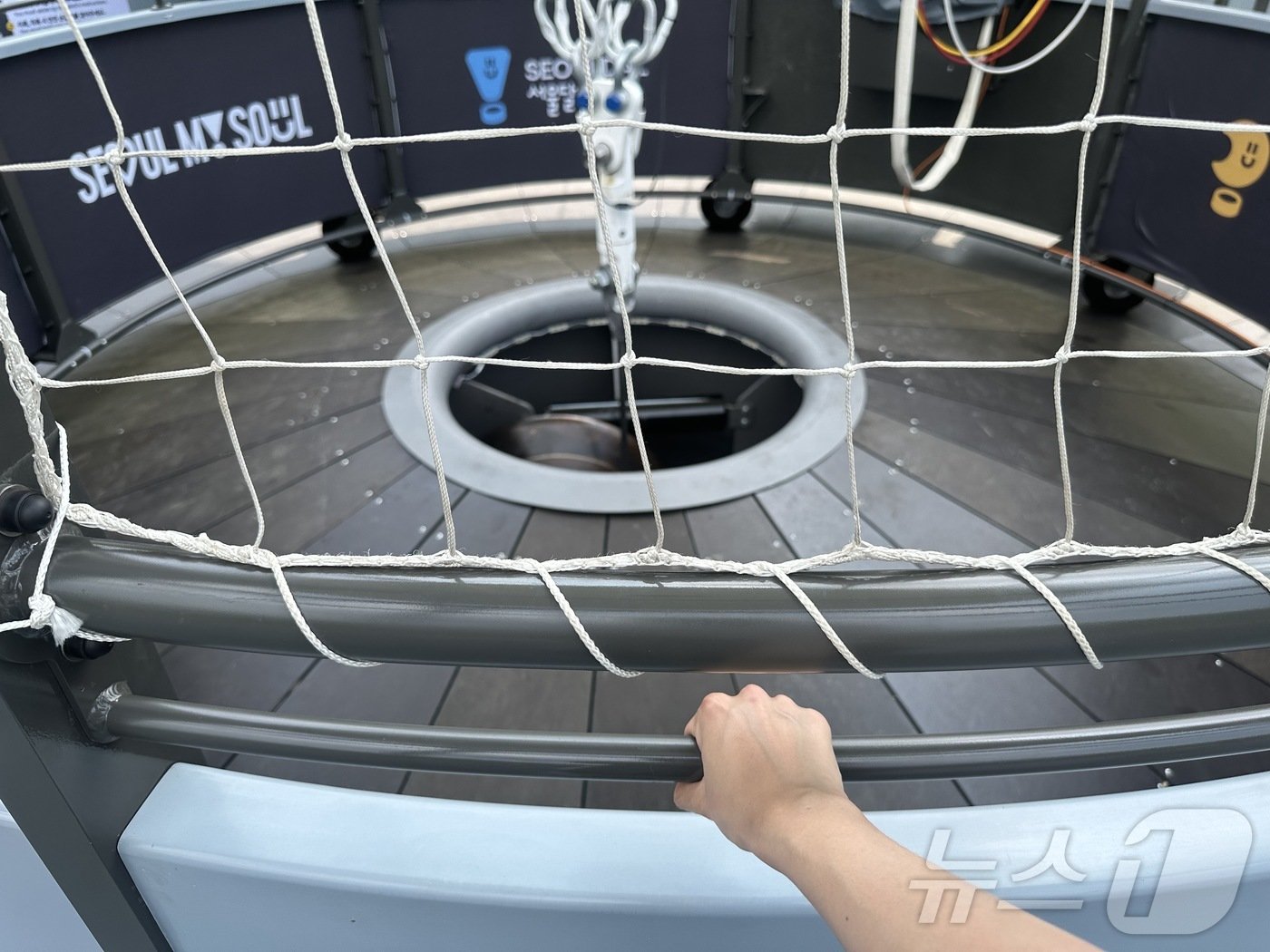 본문 이미지 - 이륙할 때 탑승객들은 안전바를 반드시 잡아야 한다ⓒ News1 윤슬빈 기자