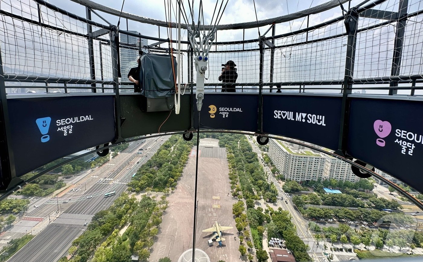 본문 이미지 -  스릴을 즐기는 탑승객이면 기구 안쪽으로 아래를 바라보는 것을 추천한다. ⓒ News1 윤슬빈 기자