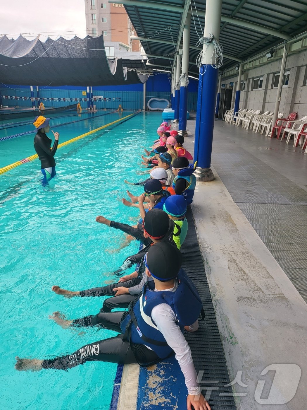 본문 이미지 - 충주 삼원초 수영장에서 수영을 배우고 있는 어린이들 모습.(충주수영연맹 제공)2024.8.14/뉴스1 