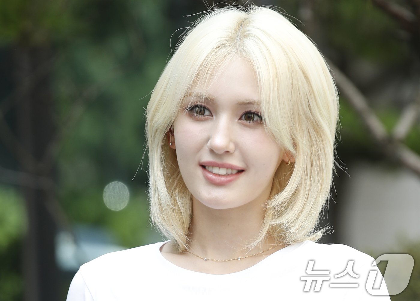 본문 이미지 - 가수 전소미가 8월 13일 서울 영등포구 KBS에서 진행된 KBS2 '더 시즌즈-지코의 아티스트(Artist)' 녹화 전 인사를 하고 있다. 2024.8.13/뉴스1 ⓒ News1 권현진 기자