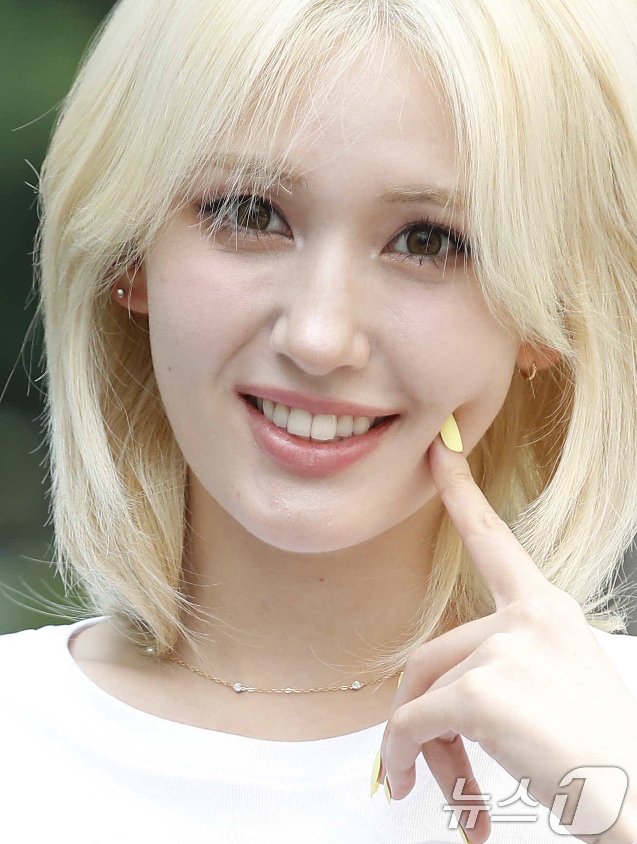 (서울=뉴스1) 권현진 기자 = 가수 전소미가 13일 서울 영등포구 KBS에서 진행된 KBS2 '더 시즌즈-지코의 아티스트(Artist)' 녹화 전 인사를 하고 있다. 2024.8 …