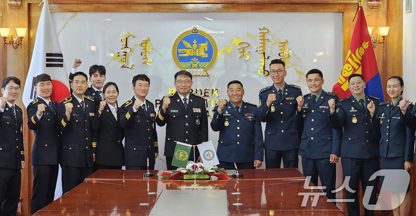 (서울=뉴스1) = 채정수 경찰인재개발원 교무과장과 엥흐자르칼 몽골 국경방호청장이 13일(현지시간) 몽골 울란바토르 국경방호청사에서 '대한민국 경찰인재개발원과 몽골 국경방호청의 경 …