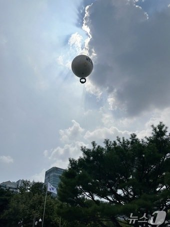 본문 이미지 - 하늘 위로 오르고 있는 서울달. ⓒ News1 윤슬빈 기자